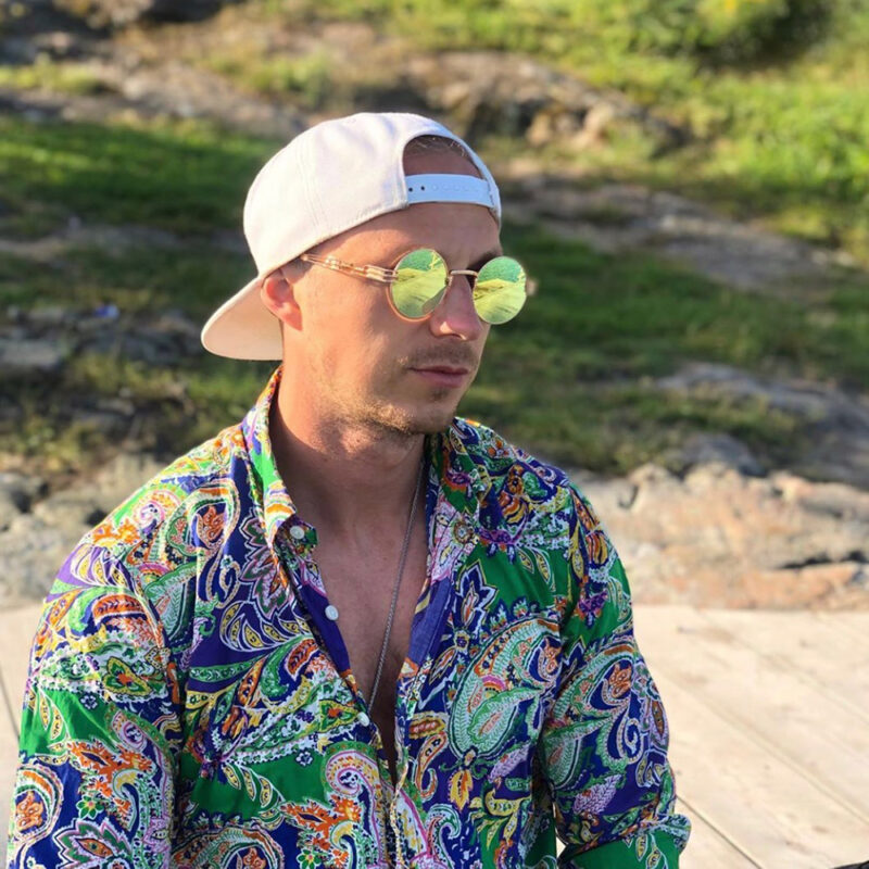 Runda solglasögon med grönt spegelglas och guld båge