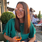 Runda solglasögon med rosa spegelglas och guld båge