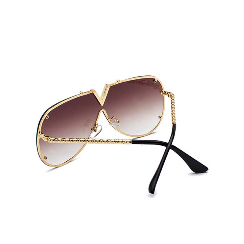 Solglasögon i brunt glas och guldiga bågar