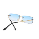 Blåa solglasögon som är rektangulära.